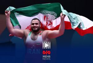 دور افتخار فردین هدایتی با پرچم ایران پس از قهرمانی در ریاض