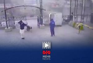 لحظه وقوع انفجار انتحاری در داخل نیروهای امنیتی در پیشاور پاکستان