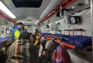 واژگونی اتوبوس در محور کمربندی شرقی به بیستون؛ ۲۵ نفر مصدوم شدند