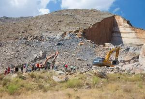 ۸۰ هزار تن سنگ میان خانواده و آخرین وداع؛ معدن شازند در انتظار ایمنی