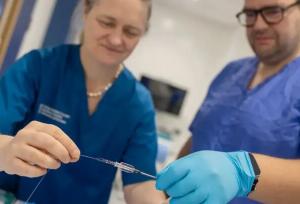 پزشکان نخستین جراحی روباتیک سکته را از راه دور انجام دادند