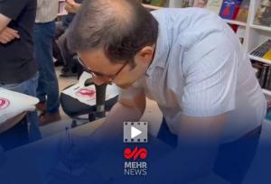استقبال مخاطبین از حضور فاضل نظری در نمایشگاه کتاب تهران