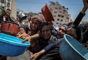 هاآرتص: اسرائیل همچنان مانع ورود کمک‌ها به غزه است