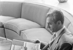 محمدرضا پهلوی پس از جدایی از ثریا، مشغول ورق زدن آلبوم عکسشان