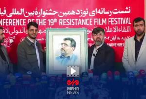 بوسه فرزند شهید محمود باقری بر تابلوی نقاشی پدرش