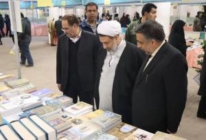 نماینده ولی‌فقیه در استان از نمایشگاه کتاب کرمان بازدید کرد