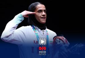 احترام نظامی سارا شفیعی هنگام اهدای مدال طلای بازیهای کشورهای اسلامی