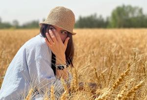 عکس بازیگر خوش‌چهره گردن زنی در لوکیشنی رویایی