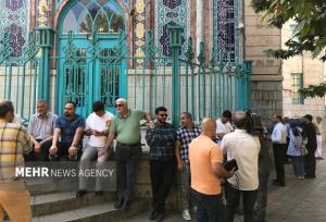 انتظار مردم پشت در حسینیه ارشاد برای آغاز رای‌گیری انتخابات