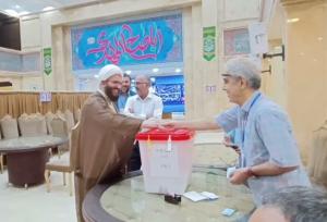 حجت الاسلام حاج علی اکبری رای خود را به صندوق انداخت