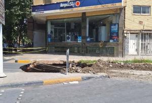 ایجاد حفره ۱۵متری درخیابان هشت‌بهشت غربی اصفهان