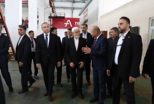 بازدید عارف از یک مجموعه صنعتی در دوشنبه