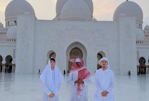 ستاره جوان بارسا با تیپ متفاوت در مسجد ابوظبی