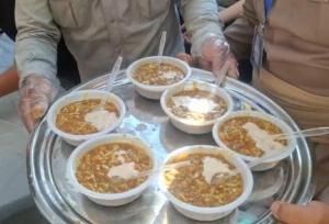 شیرینی وحدت در سنندج؛ توزیع آش و شله‌زرد در جشن امت احمد
