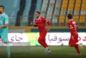 پیروزی کم‌رمق شاگردان «اوسمار»/ پرسپولیس با پیکان به صدر جدول رسید