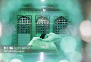 تصاویر آرشیوی از حضور مقام معظم رهبری در آئین غبارروبی حرم امام رضا(ع)