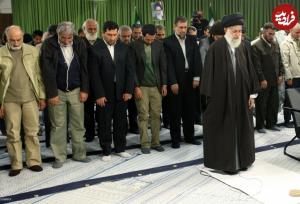 «یوزارسیف و یعقوب» در حال نماز خواندن پشت سر «رهبر انقلاب» در بیت رهبری