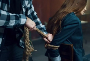 نقشه پیچیده دختر جوان تهرانی برای تیغ‌زدن پدر