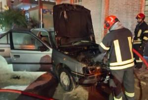 آتش‌سوزی پژو ۴۰۵ در بندرعباس با اقدام سریع آتش‌نشانان مهار شد