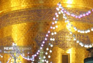 تعویض پرچم گنبد مطهر امام رضا(ع)
