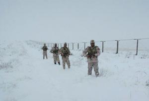 نجات ۲۰۰۰ تبعه غیرمجاز در مرز افغانستان از برف و کولاک
