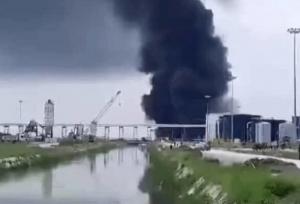 حریق و انفجارهای پیاپی در پالایشگاه نفت نیجریه+ فیلم