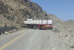 مسیر تردد اهالی منطقه «چهارده روستا» بر اثر گیر کردن تریلی مسدود است
