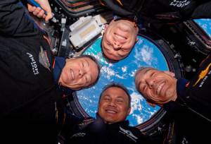 فضانوردان می‌توانند با موبایل به ماه سفر کنند