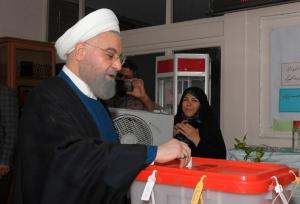حسن روحانی رأی خود را به صندوق انداخت