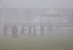 استادیوم شهر اراک زیر مه غلیظ دفن شد!