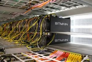 کشف و ضبط ۱۸ دستگاه ماینر غیرمجاز در ۲ مرکز تجاری قم