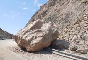 رفع فوری انسداد محور سه‌راهی شهدا به نوسود پس از ریزش سنگ عظیم