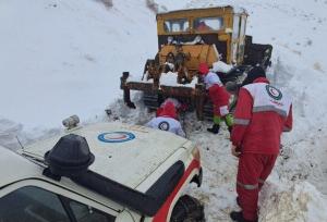 عملیات امدادرسانی به خودروهای گرفتار در کولاک در محور فرعی چایپاره