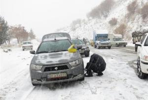 بارش برف در جاده‌های مرتفع استان سمنان؛ زنجیر چرخ الزامی است