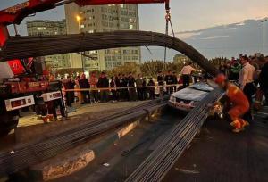 کامیون میلگرد روی سمند واژگون شد