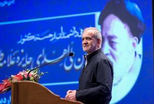 پزشکیان: دانشمندان و نخبگان برای حل مشکلات وارد میدان عمل شوند