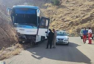 مصدومیت ۲۲ مسافر بر اثر انحراف اتوبوس در ورودی صدرای شیراز