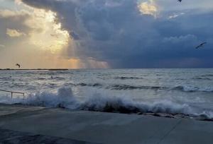 ناپایداری جوی و دریایی در هرمزگان / تلاطم تنگه هرمز و دریای عمان