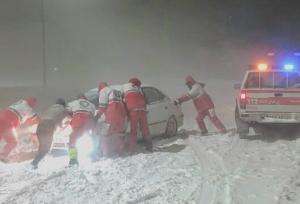 امدادرسانی هلال‌ احمر آذربایجان‌ غربی به ۵۵۹ نفر گرفتار در پی برف و کولاک 