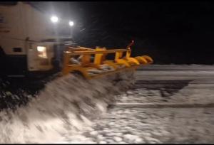 بارش سنگین برف در گردنه خان؛ تردد فقط با زنجیرچرخ