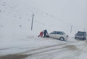 بارش برف و کولاک شدید، عبور و مرور در جاده‌های خلخال را مختل کرد
