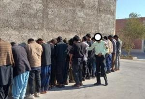 توقیف خودرو ون با ۱۷ تبعه بیگانه در آرادان