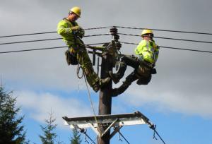 پایان نصب دکل آسیب‌دیده برق قشم