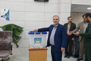 سرپرست فرمانداری تویسرکان رای خود را در صندوق انداخت