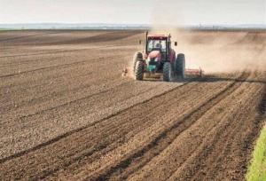 اراضی مرزی سرپل ذهاب برای کشت پاییزه آماده می‌شود