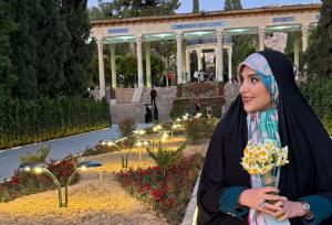 عکس هنری مجری زن صداوسیما در حافظیه شیراز