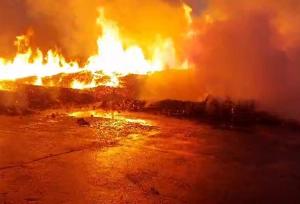 جزئیات حریق گسترده انبار بزرگ لباس در ورامین