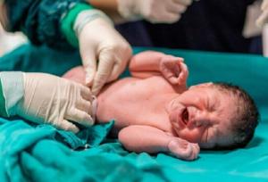 کاهش اضطراب و ترویج زایمان طبیعی با «حضور همسر در اتاق زایمان»