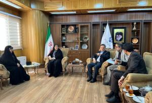 وزیر راه و شهرسازی از خانواده سه شهید زنجانی تجلیل کرد