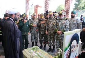ادای احترام فرمانده پدافند هوایی خاتم الانبیا به شهید آل هاشم
